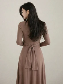 DAZY 女士V领修身腰带中长连衣裙，秋季服装，返校服装长袖连衣裙 - 棕色 - 查看 3