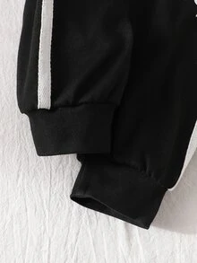 SHEIN 两件套新生男宝宝运动套装，针织面料，黑白撞色设计，短袖圆领上衣饰有骑士印花和撞色滚边，抽绳长裤饰有同款印花，休闲舒适，适合外出、拍照、轻度活动，春夏季穿着，0-9个月。 - 黑與白 - 查看 7