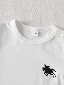 SHEIN 两件套新生男宝宝运动套装，针织面料，黑白撞色设计，短袖圆领上衣饰有骑士印花和撞色滚边，抽绳长裤饰有同款印花，休闲舒适，适合外出、拍照、轻度活动，春夏季穿着，0-9个月。 - 黑與白 - 查看 6