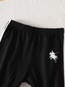 SHEIN 两件套新生男宝宝运动套装，针织面料，黑白撞色设计，短袖圆领上衣饰有骑士印花和撞色滚边，抽绳长裤饰有同款印花，休闲舒适，适合外出、拍照、轻度活动，春夏季穿着，0-9个月。 - 黑與白 - 查看 8
