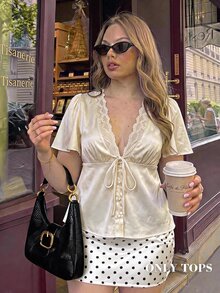 SHEIN MOD 大码女士缎面V领衬衫，蕾丝边V领上衣，优雅浪漫缎面女士上衣，杏色 - 杏色 - 查看 1