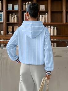 Muchica Hoodie dengan Motif Garis dan Huruf serta Desain Bahu Longgar - MultiWarna - View 2