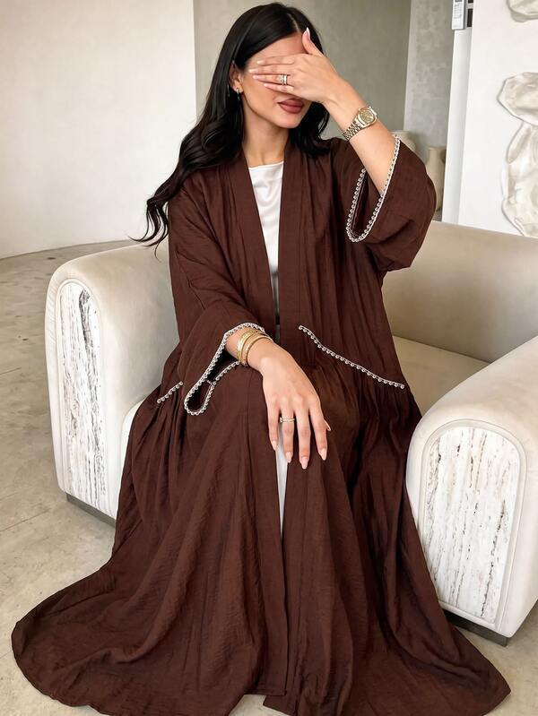 Al Najma عباية عربية نسائية طويلة بلون بني داكن مزينة بخطوط من أحجار الراين بأسلوب أنيق وراقي