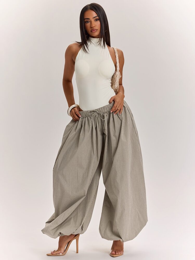 SHEIN BAE Bodysuit Wanita Polos Putih Kasual Model Halter Neck Tanpa Punggung Seksi Praktis dengan Kerah Tegak Kecil (Dengan Bantalan Dada Terintegrasi), Cocok untuk Perjalanan Santai, Pakaian Sehari-hari, Bodysuit untuk Berpergian, Bodysuit Putih, Pakaian Musim Kembali ke Sekolah, Bodysuit Putih dengan Bantalan Dada - Putih - View 8