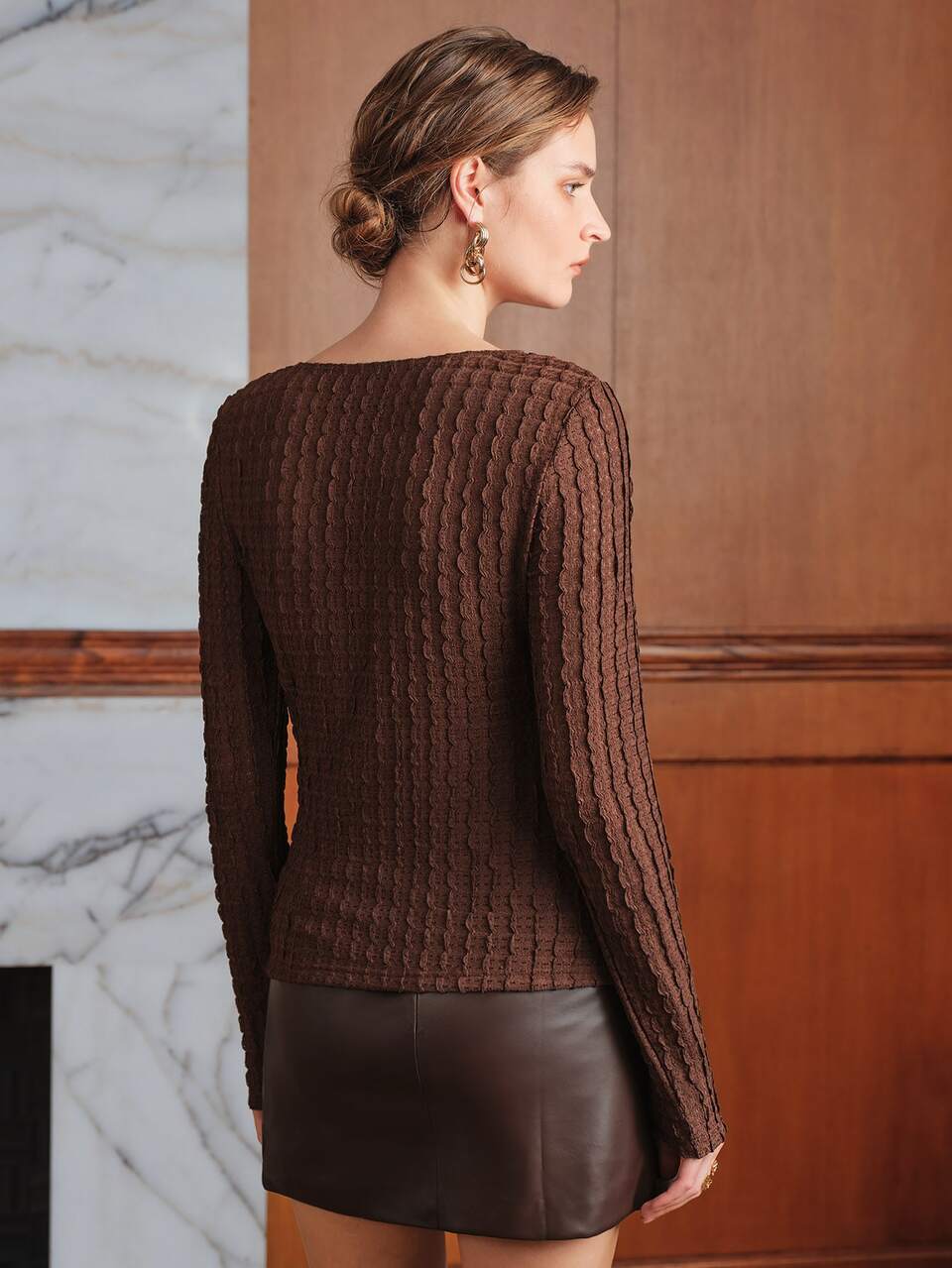 Women's Autumn/Winter New Asymmetric Slanted Neckline Metal Buckle Decor Textured Fabric Coffee Color Long Sleeve T-Shirt, Women's Coffee Color Top, Office Commute, Shopping, Romantic Date Outfit, Back To School
