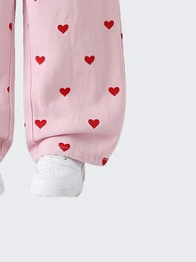 SHEIN Genkimix Kids 女童牛仔吊帶褲，四季新款，時尚甜美復古粉色牛仔，胸前3D大蝴蝶結設計，紅色愛心印花點綴，直筒寬鬆版型，柔軟舒適面料，適合日常穿著、度假、旅行等多種場合，女童四季度假新品 - 粉色 - 查看 6