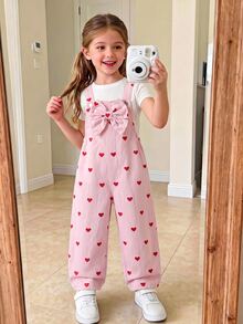 SHEIN Genkimix Kids 女童牛仔吊帶褲，四季新款，時尚甜美復古粉色牛仔，胸前3D大蝴蝶結設計，紅色愛心印花點綴，直筒寬鬆版型，柔軟舒適面料，適合日常穿著、度假、旅行等多種場合，女童四季度假新品 - 粉色 - 查看 7