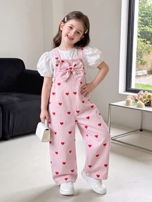 SHEIN Genkimix Kids 女童牛仔吊帶褲，四季新款，時尚甜美復古粉色牛仔，胸前3D大蝴蝶結設計，紅色愛心印花點綴，直筒寬鬆版型，柔軟舒適面料，適合日常穿著、度假、旅行等多種場合，女童四季度假新品 - 粉色 - 查看 3