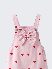 SHEIN Genkimix Kids 女童牛仔吊帶褲，四季新款，時尚甜美復古粉色牛仔，胸前3D大蝴蝶結設計，紅色愛心印花點綴，直筒寬鬆版型，柔軟舒適面料，適合日常穿著、度假、旅行等多種場合，女童四季度假新品 - 粉色 - 查看 4