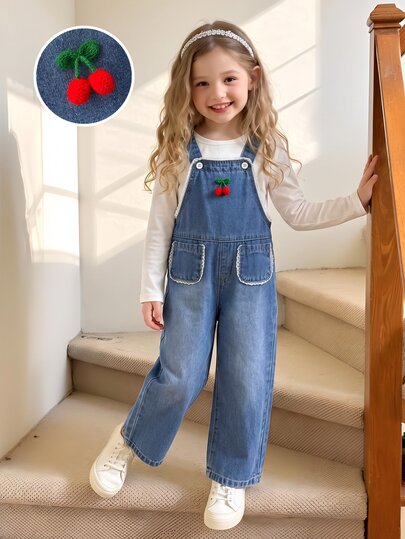 SHEIN جمبسوت جينز للبنات بتصميم كرز حلو ثلاثي الأبعاد، موسم العودة للمدرسة في الربيع/الخريف، لون أزرق متوسط، جيوب مزينة بدانتيل حلو وجميل، أحزمة كتف قابلة للتعديل بأزرار، ساق واسعة فضفاضة من الجينز المغسول، مناسب للمنزل والمدرسة والحفلات والمناسبات الخارجية المتعددة