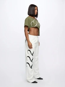 SUMWON WOMEN Script Logo Asymmetric Off Shoulder Crop Top With Raw Edge Hem And Diagonal Cut Midriff Baring Design - Army Green - View 7