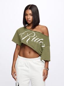 SUMWON WOMEN Script Logo Asymmetric Off Shoulder Crop Top With Raw Edge Hem And Diagonal Cut Midriff Baring Design - Army Green - View 1