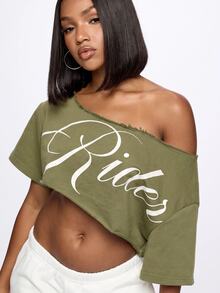 SUMWON WOMEN Script Logo Asymmetric Off Shoulder Crop Top With Raw Edge Hem And Diagonal Cut Midriff Baring Design - Army Green - View 3