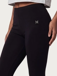 MISSGUIDED TEEN High Rise Cropped Capri Leggings With Logo Detail Smooth Knit Fabric Fitted Silhouette Mid-Calf Length Everyday Essential - Black - View 5