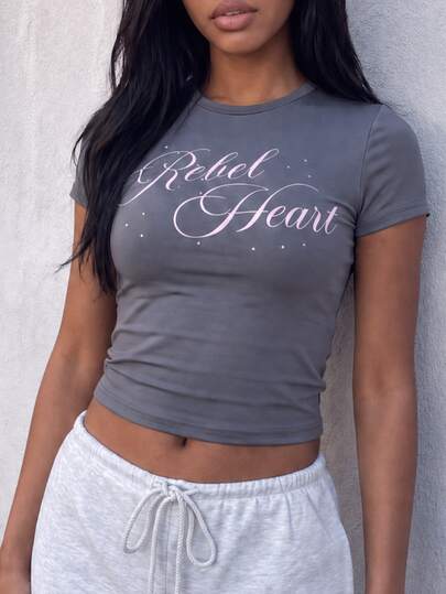 MISSGUIDED TEEN Camiseta corta ajustada de manga corta con cuello redondo, estampado de guion Rebel Heart y adornos de strass, estilo festival de verano