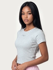 MISSGUIDED TEEN Kaos Crop Bergaris dengan Detail Logo Tulisan dan Sayap Malaikat Berhiaskan Rhinestone di Bagian Belakang, Kerah Bulat, Lengan Pendek, Potongan Slim Fit, Atasan untuk Festival Musim Panas - Light Grey - View 4