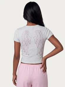MISSGUIDED TEEN Kaos Crop Bergaris dengan Detail Logo Tulisan dan Sayap Malaikat Berhiaskan Rhinestone di Bagian Belakang, Kerah Bulat, Lengan Pendek, Potongan Slim Fit, Atasan untuk Festival Musim Panas - Light Grey - View 2
