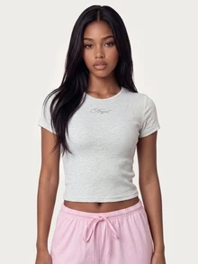 MISSGUIDED TEEN Kaos Crop Bergaris dengan Detail Logo Tulisan dan Sayap Malaikat Berhiaskan Rhinestone di Bagian Belakang, Kerah Bulat, Lengan Pendek, Potongan Slim Fit, Atasan untuk Festival Musim Panas - Light Grey - View 3