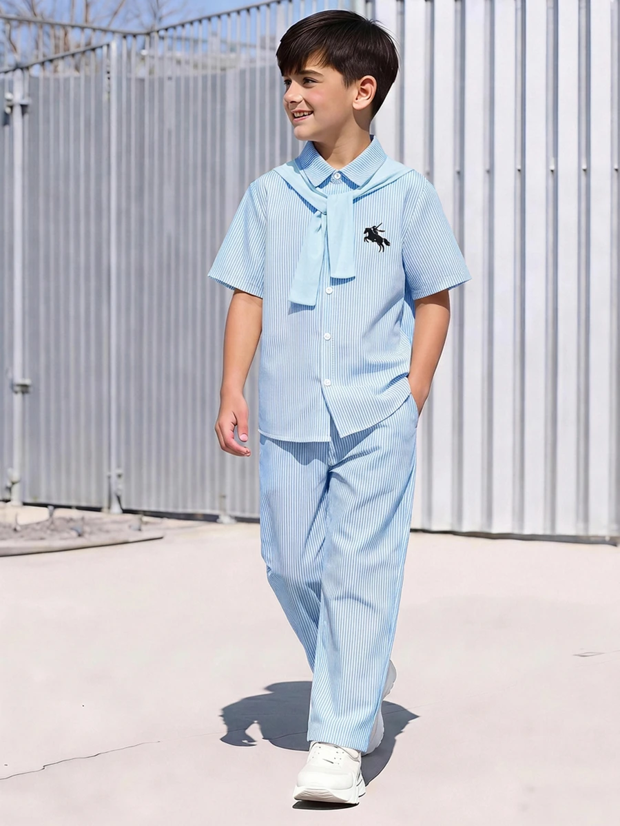 SHEIN 大童男孩返校 3 件套休閒條紋短袖印花襯衫與鬆緊腰長褲套裝,附純色披肩,適合秋冬春夏、戶外玩耍、學校、街頭風、派對與休閒穿著 - 藍色 - 查看 1