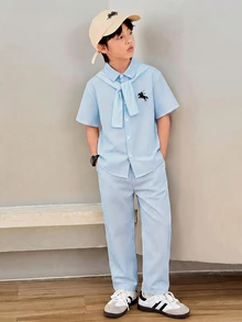 SHEIN 大童男孩返校 3 件套休閒條紋短袖印花襯衫與鬆緊腰長褲套裝，附純色披肩，適合秋冬春夏、戶外玩耍、學校、街頭風、派對與休閒穿著 - 藍色 - 查看 2
