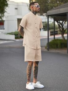 Devon Thys Manfinity Modomio 2件組男士編織立領修身短袖休閒襯衫與短褲套裝，適合日常穿著、海灘男士襯衫與短褲套裝、兩件式海灘套裝、度假、父親節禮物 - 卡其色 - 查看 5