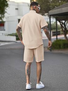 Devon Thys Manfinity Modomio 2件組男士編織立領修身短袖休閒襯衫與短褲套裝，適合日常穿著、海灘男士襯衫與短褲套裝、兩件式海灘套裝、度假、父親節禮物 - 卡其色 - 查看 3
