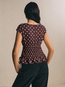 Poéselle Atasan Wanita Motif Polkadot Prancis dengan Pinggang Ramping dan Hem Berkerut - Coklat - View 2