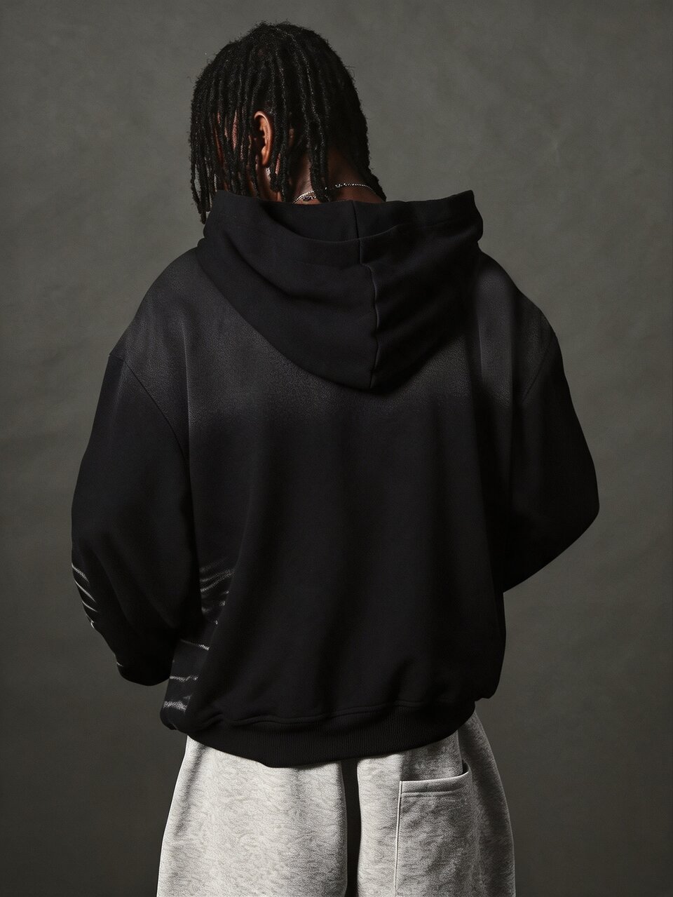Sweat-shirt à capuche noir oversize avec panneau graphique en satin gothique sur la poitrine, imprimé de texte épineux, manches longues, pull-over, streetwear automne-hiver