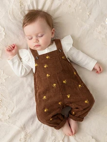 SHEIN Vintaside Kids 女嬰燈芯絨吊帶褲套裝，秋冬加厚保暖花卉刺繡 + 刷毛奶油白針織內搭，2件組可愛親子穿搭 - 棕色 - 查看 5