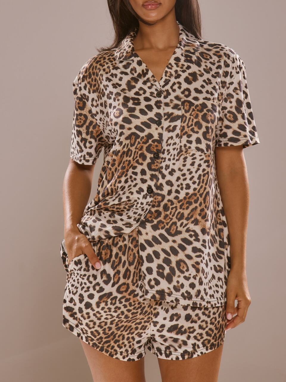 Camisa de pijama estilo novio oversized con botones y estampado de leopardo, con shorts mini de ajuste holgado, vendida como conjunto de 2 piezas, lencería y ropa de dormir Purr