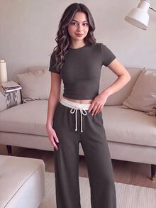 SHEIN 兒童青少年女孩休閒復古針織紋理圓領修身短袖T恤搭配腰帶對比色拼接抽繩寬腿長褲2件套，學院風返校穿搭，日常百搭時尚街頭風 - 棕色 - 查看 4