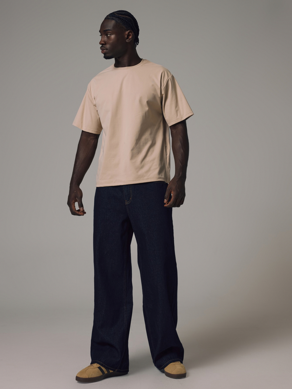 Jeans in denim scuro vestibilità ampia con cuciture a contrasto e chiusura con bottoni, essenziali per primavera ed estate