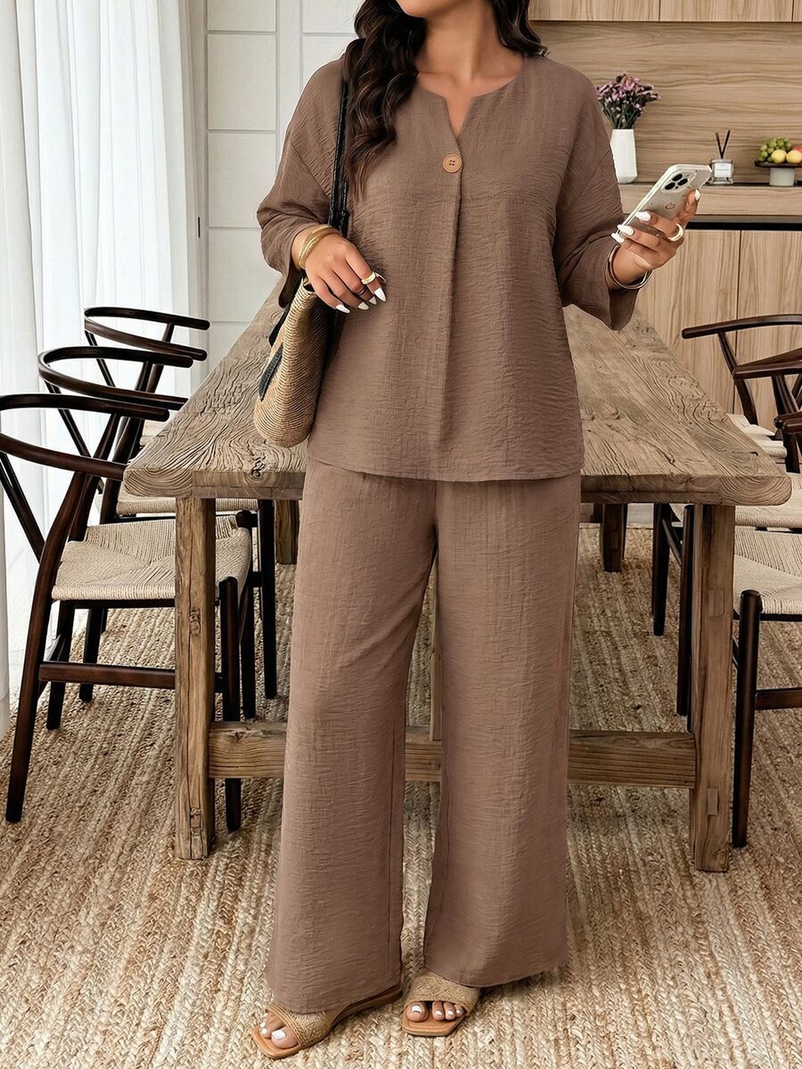Weeklong Conjunto casual de vacaciones para mujer talla grande con cuello de muesca y decoración de botones de tachuela para primavera/verano - Marrón - Ver 1