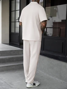 Manfinity CasualCool 男士極簡杏色百搭短袖襯衫與直筒彈性腰長褲套裝，舒適休閒商務通勤居家穿著 - 杏色 - 查看 2