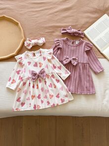 SHEIN Vintaside Kids 2件組嬰兒女嬰8個月新款長袖洋裝附髮帶，0-9個月女嬰荷葉飛袖洋裝，滿版愛心印花，大蝴蝶結，復古粉色羅紋抓絨百褶裙，超值多色組合包，新生兒公主套裝，外出穿搭 - 藕粉色 - 查看 4