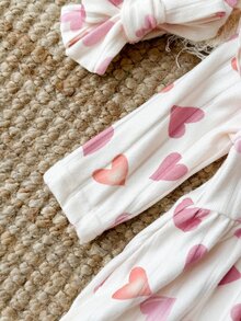 SHEIN Vintaside Kids 2件組嬰兒女嬰8個月新款長袖洋裝附髮帶，0-9個月女嬰荷葉飛袖洋裝，滿版愛心印花，大蝴蝶結，復古粉色羅紋抓絨百褶裙，超值多色組合包，新生兒公主套裝，外出穿搭 - 藕粉色 - 查看 8