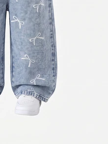SHEIN 女童牛仔吊帶褲，四季新款，時尚甜美風，復古淺藍牛仔，胸前3D大蝴蝶結設計，褲腿白色蝴蝶結印花圖案，時尚直筒寬鬆版型，柔軟舒適面料，百搭時尚風格，適合日常穿著、度假、旅行等場合，四季度假新款 - 淺色水洗藍 - 查看 8