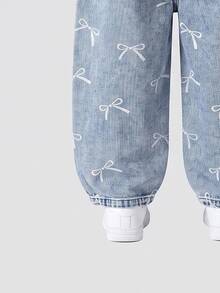 SHEIN 女童牛仔吊帶褲，四季新款，時尚甜美風，復古淺藍牛仔，胸前3D大蝴蝶結設計，褲腿白色蝴蝶結印花圖案，時尚直筒寬鬆版型，柔軟舒適面料，百搭時尚風格，適合日常穿著、度假、旅行等場合，四季度假新款 - 淺色水洗藍 - 查看 7