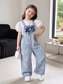SHEIN 女童牛仔吊帶褲，四季新款，時尚甜美風，復古淺藍牛仔，胸前3D大蝴蝶結設計，褲腿白色蝴蝶結印花圖案，時尚直筒寬鬆版型，柔軟舒適面料，百搭時尚風格，適合日常穿著、度假、旅行等場合，四季度假新款 - 淺色水洗藍 - 查看 3