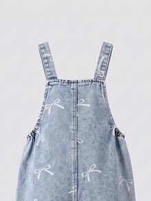 SHEIN 女童牛仔吊帶褲，四季新款，時尚甜美風，復古淺藍牛仔，胸前3D大蝴蝶結設計，褲腿白色蝴蝶結印花圖案，時尚直筒寬鬆版型，柔軟舒適面料，百搭時尚風格，適合日常穿著、度假、旅行等場合，四季度假新款 - 淺色水洗藍 - 查看 4
