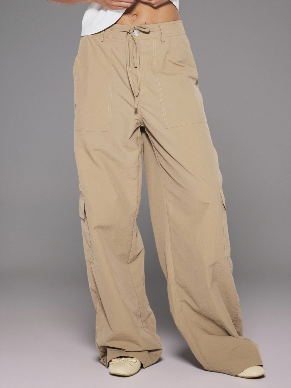 Calça Cargo Cáqui com Amarração na Cintura, Bolsos, Cintura Baixa, Modelagem Solta, Estilo Casual Despojado para o Dia a Dia
