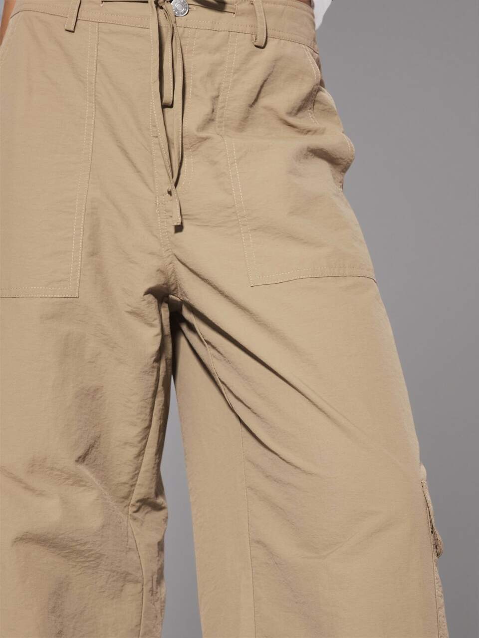 Calça Cargo Cáqui com Amarração na Cintura, Bolsos, Cintura Baixa, Modelagem Solta, Estilo Casual Despojado para o Dia a Dia
