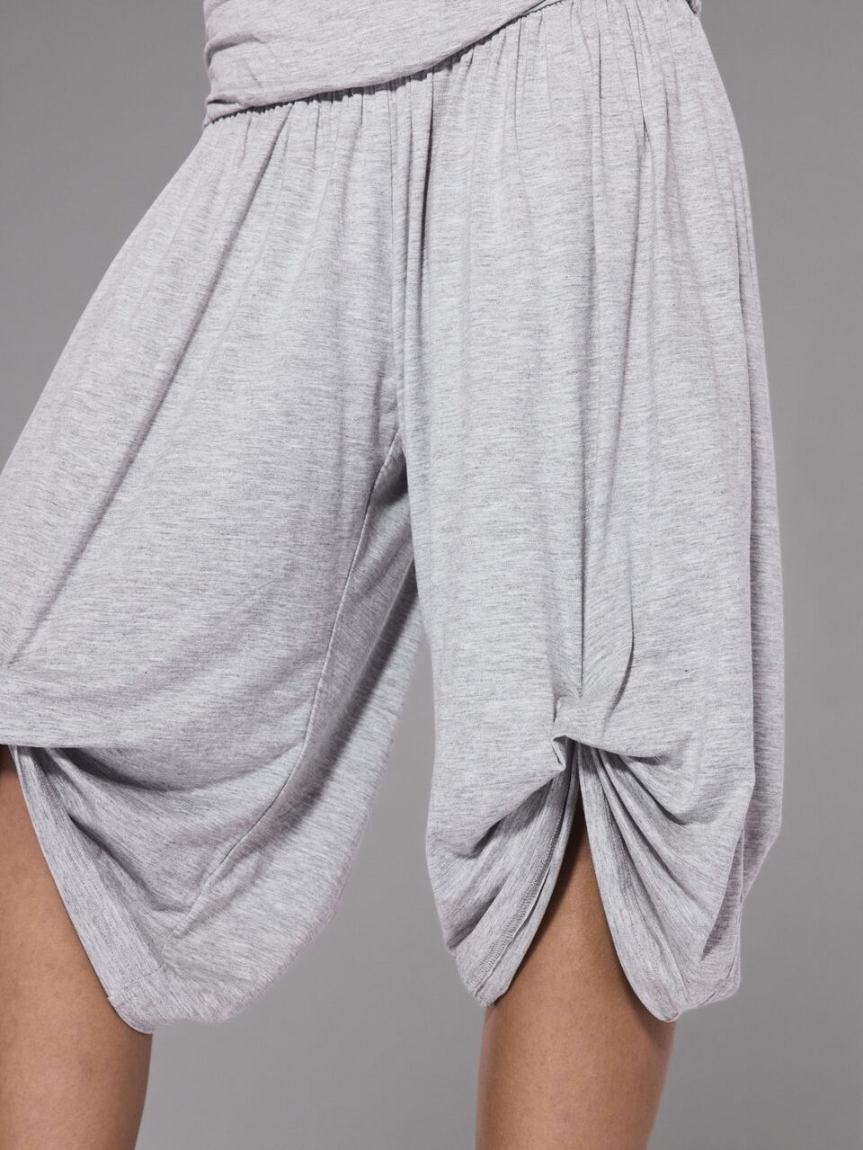 Pantaloni Capri grigio mélange con arricciatura, vita arricciata, drappeggio e arricciatura frontale, parte inferiore coordinata, carini, per uso quotidiano, stile coolgirl, effetto scompigliato