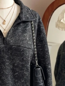 青少年女孩深色做舊半拉鍊立領運動衫，半拉鍊設計層次豐富，黑色羅紋下擺與袖口，寬鬆版型，低調色調，簡約且具氛圍感，適合秋冬穿著 - 灰色 - 查看 7