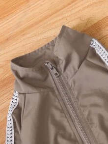 SHEIN Genkimix Kids 2件組女童 2025 春秋新款防風布料蝴蝶結刺繡休閒時尚心形編織飾帶立領拉鍊夾克與休閒長褲可愛甜美套裝 - 卡其色 - 查看 5
