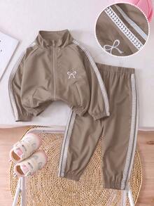 SHEIN Genkimix Kids 2件組女童 2025 春秋新款防風布料蝴蝶結刺繡休閒時尚心形編織飾帶立領拉鍊夾克與休閒長褲可愛甜美套裝 - 卡其色 - 查看 6