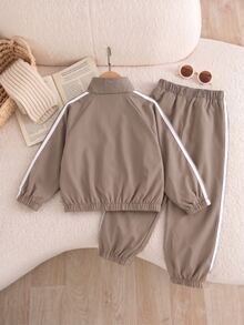 SHEIN Genkimix Kids 2件組女童 2025 春秋新款防風布料蝴蝶結刺繡休閒時尚心形編織飾帶立領拉鍊夾克與休閒長褲可愛甜美套裝 - 卡其色 - 查看 2