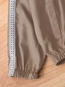 SHEIN Genkimix Kids 2件組女童 2025 春秋新款防風布料蝴蝶結刺繡休閒時尚心形編織飾帶立領拉鍊夾克與休閒長褲可愛甜美套裝 - 卡其色 - 查看 7