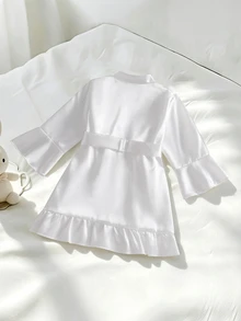 Bata para bebé recién nacida, tela de seda de unicolor, con ribete de volantes y lazo de unicolor suave - Blanco - Ver 2