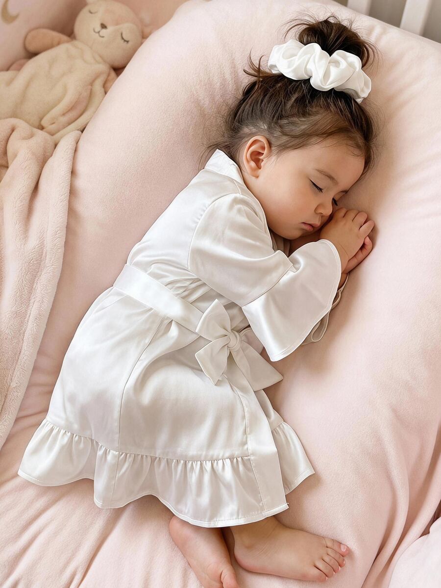 Bata para bebé recién nacida, tela de seda de unicolor, con ribete de volantes y lazo de unicolor suave - Blanco - Ver 1